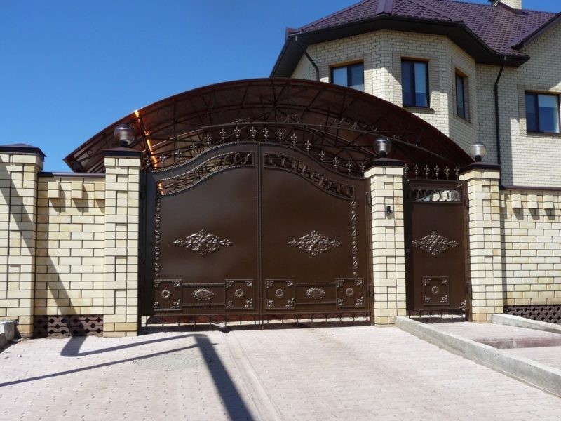 Массивные ворота в загородный дом